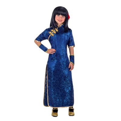 Vestido tradicional azul com padrão floral usado por criança