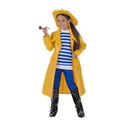 Criança com fato de marinheiro com sobretudo amarelo, chapéu amarelo, camisa às riscas azuis e brancas, calças azuis e botas pretas brilhantes.