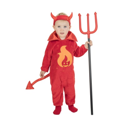 Criança com fato de diabinho vermelho e tridente em fundo branco