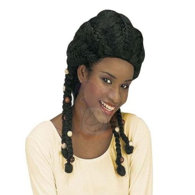 Peruca preta com tranças e contas, usada por mulher com camisa creme