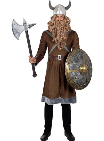 Homem vestido com fantasia de viking incluindo túnica castanha, capacete com cornos, machado e escudo.