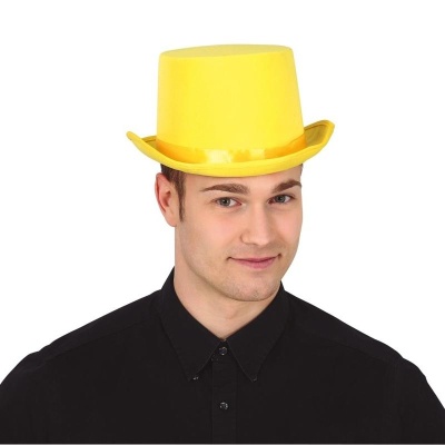 Homem com chapéu amarelo tipo cartola e camisa preta