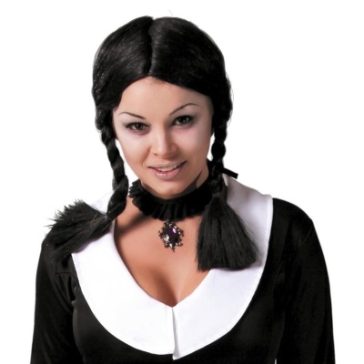 Mulher em fantasia preta com gola branca e colar preto com pendente roxo