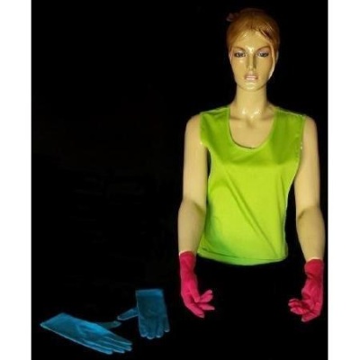 Boneca de manequim com blusa verde, luvas cor-de-rosa e luvas azuis ao lado