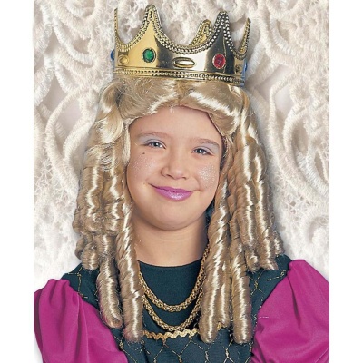 Criança com peruca loira cacheada e coroa dourada em fundo branco