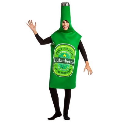 Fantasia de garrafa verde com texto Lúkinbetta usada por pessoa em fundo branco