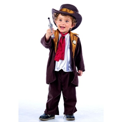 Criança com fato de cowboy castanho e gravata vermelha segurando revólver de brinquedo prateado