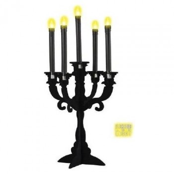 Castiçal preto de cinco braços com velas e luzes amarelas acesas