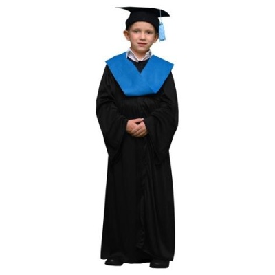 Criança com fantasia de graduação preta e gola azul