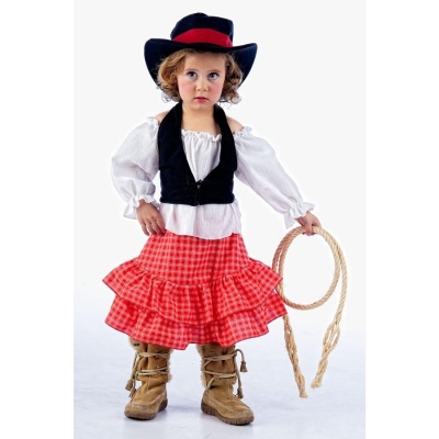 Menina vestida com roupa de cowboy com chapéu preto, saia vermelha e botas castanhas