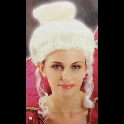 Mulher a usar peruca branca antiga com cachos e vestido vermelho com detalhes dourados