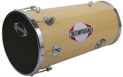Tambor de madeira com pele negra e etiquetas CONTEMPORÂNEA.