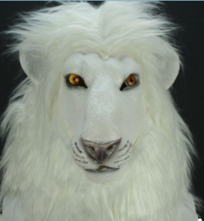 Máscara de leão branco com pelo sintético comprido e olhos castanho-alaranjados