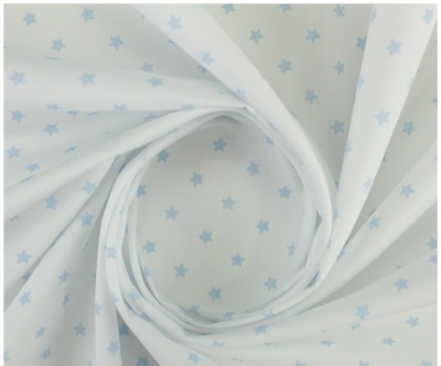 tecido branco com estrelas azuis pequenas em padrão uniforme
