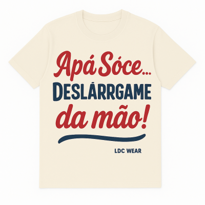 T-shirt creme com texto em vermelho e azul