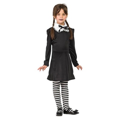 Menina com vestido preto e collants riscas pretas e brancas