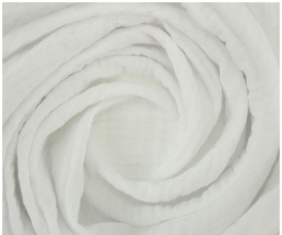 Tecido branco enrolado em espiral com textura suave