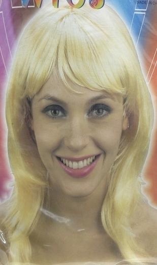 Mulher a usar peruca loira comprida com franjas em fundo colorido