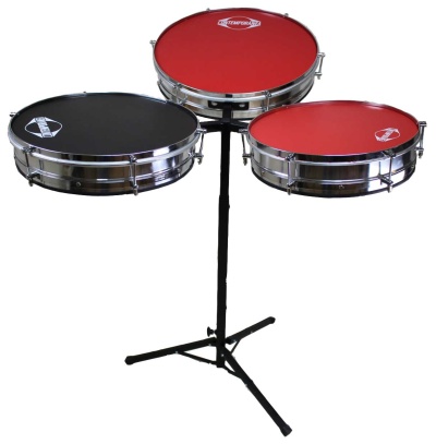 Conjunto de três tambores coloridos montados em suporte metálico preto