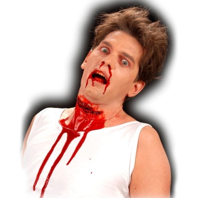 Homem com sangue falso a escorrer do nariz, boca e pescoço, t-shirt branca e fundo branco