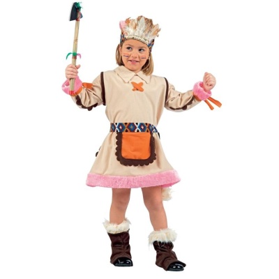 Fantasia infantil com vestido bege, avental laranja, cinto estampado, botins castanhos peludos e cocar com penas coloridas.