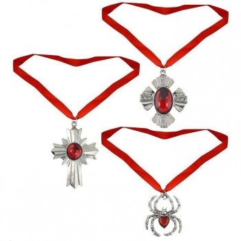 Três medalhas metálicas prateadas com pedras vermelhas penduradas em fitas vermelhas.