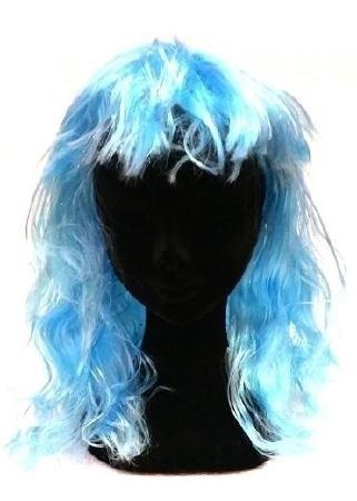 Peruca azul clara com cabelo ondulado e franjas em manequim preto