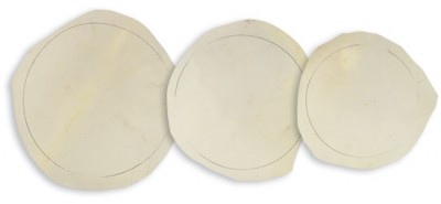 Três moldes circulares de papel ou cartolina clara com linhas desenhadas