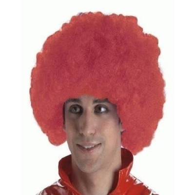 Homem com peruca afro vermelha grande e roupa vermelha brilhante