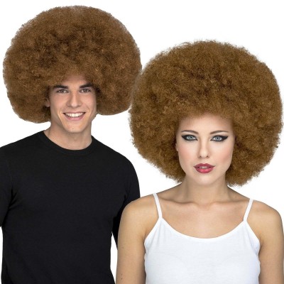 Dois adultos com perucas afro castanhas grandes, roupa preta e branca, fundo branco