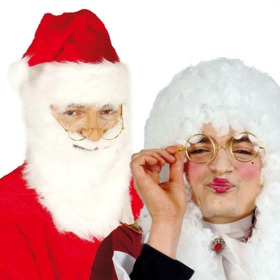 Dois adultos vestidos com traje de Pai Natal e peruca branca com óculos.