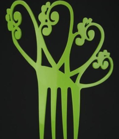 Pente decorativo verde com design em corações sobre fundo preto