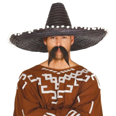 Homem com chapéu mexicano preto e bigode falso vestido com traje castanho e padrões brancos