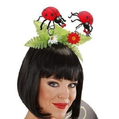 Acessório de cabeça com joaninhas vermelhas, folhas verdes e flores em mulher com cabelo preto.