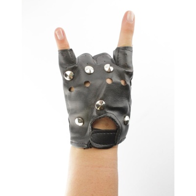 Luva preta de couro com rebites metálicos prateados e design sem dedos