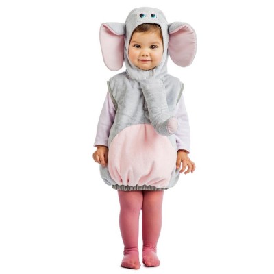 Criança com fantasia de elefante cinzento e rosa, com nariz e orelhas grandes.