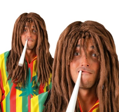 Homem com peruca de dreadlocks castanhos e camisa colorida segurando charuto branco falso