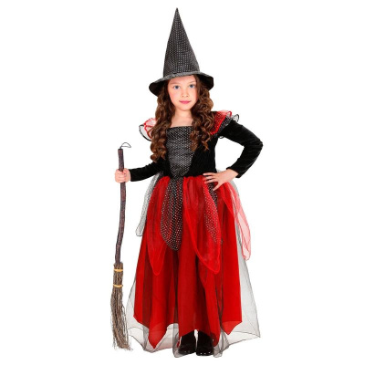 Menina fantasiada de bruxa com vestido preto e vermelho e chapéu pontudo preto.