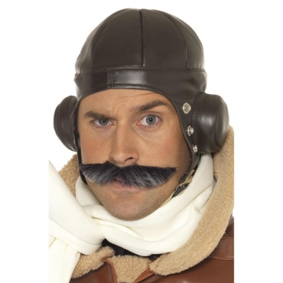 Homem com boné aviador de couro e cachecol branco