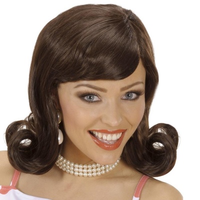 Mulher com peruca castanha ondulada, colar de pérolas e maquilhagem