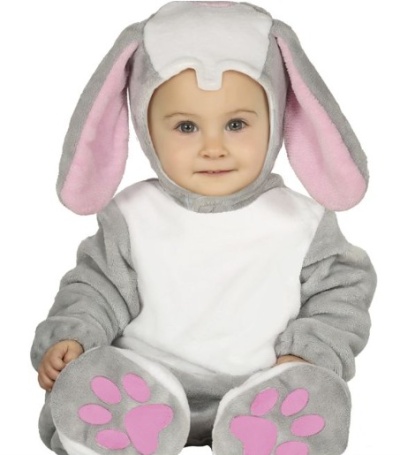 Bebé vestido com fato felpudo de coelho cinzento e rosa