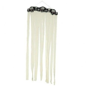 Móbile decorativo branco com cabeças de caveira pretas no topo e fitas longas