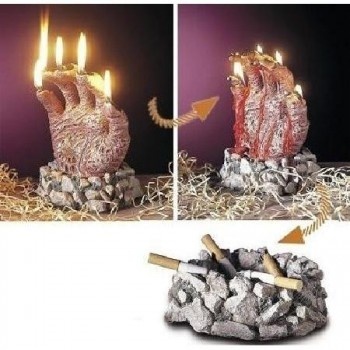 Esculturas de mão em fogo e um cinzeiro com cigarros