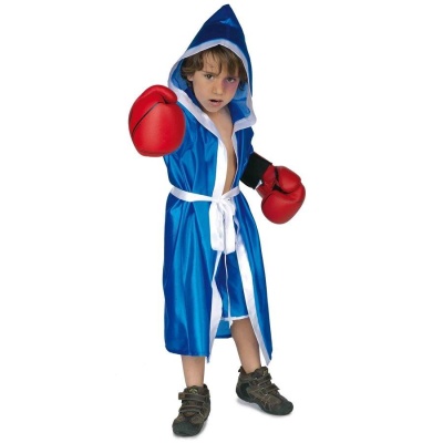 Criança com bata azul, luvas vermelhas de boxe e calçado desportivo