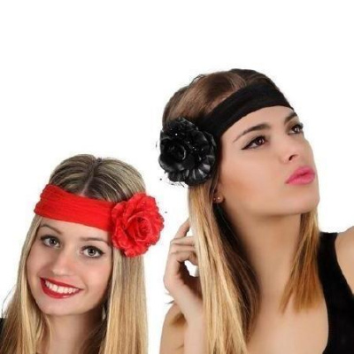 Duas mulheres com bandas de cabelo largas, uma vermelha e outra preta, com flores correspondentes.