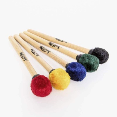 Cinco baquetas de madeira com pontas almofadadas coloridas