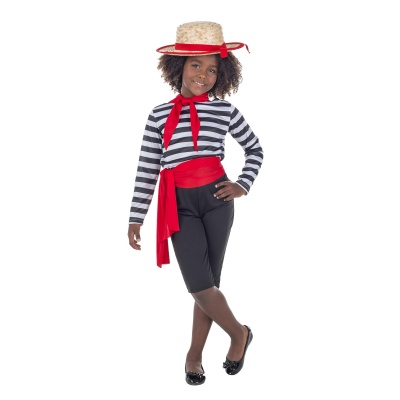 Criança com roupa às riscas, lenço e cinto vermelhos e chapéu de palha