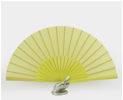 Leque amarelo em suporte de mão metálica