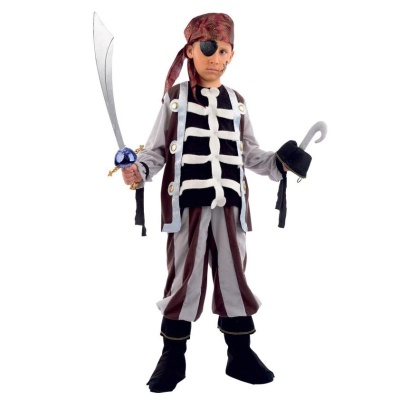 Criança vestida com fantasia de pirata com tapa-olho, sabre, gancho, colete e calças às riscas
