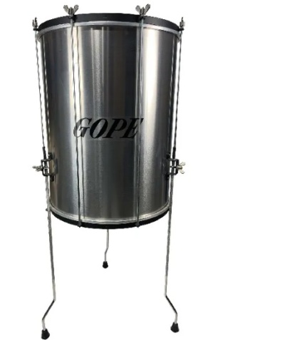 Tambor brasileiro metálico prateado com texto GOPE e pés de apoio